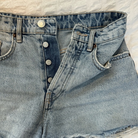 Zara Mid-Rise Jean Shorts in Light Wash - Picture 3 of 4